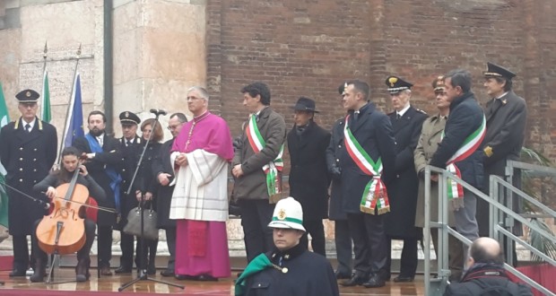 Le autorità accolgono il nuovo vescovo in piazza, a Cremona