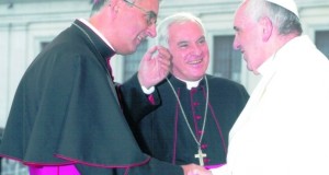 Mons. Antonio Napolioni assieme al vescovo Brugnaro mentre incontra Papa Francesco