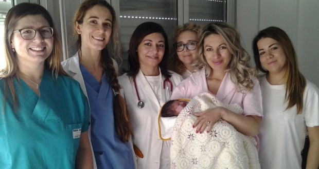 La piccola Dea con la mamma e le operatrici del Materno-infantile