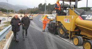 Il sopralluogo di Pettinari e Mecozzi durante l'asfaltatura