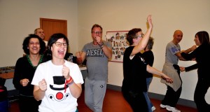 Una delle tante serate al Club dello Yoga della risata
