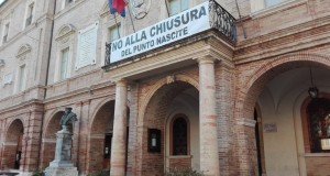 Lo striscione sul terrazzo del municipio