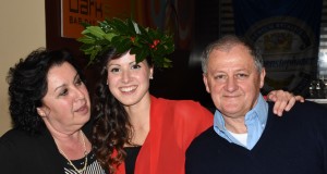 La neolaureata Agnese Zacconi con i suoi genitori
