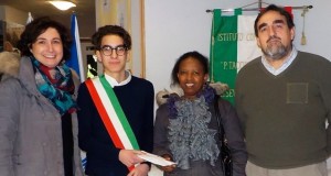 La donazione per Aissatou: il vice presidente del Consiglio d'Istituto, Manila Amici, il sindaco baby Leonardo Simoncini e il preside Sandro Luciani assieme alla mamma della bambina