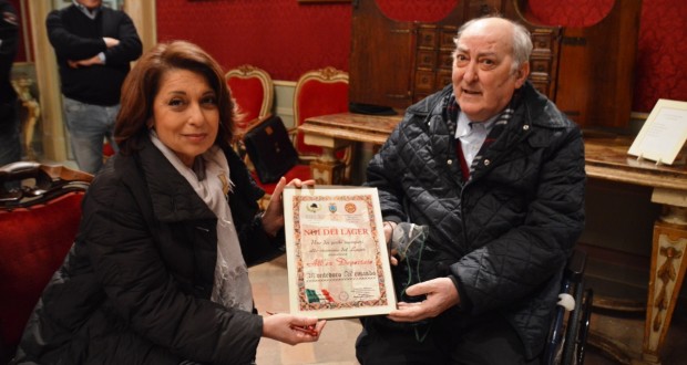 Il Prefetto Preziotti consegna l'onorificenza a Gabriele Montedoro