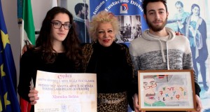 Da sinistra: Selita, il dirigente Rita Traversi e Giamberini