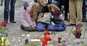 Lacrime e preghiere dopo gli attentati terroristici nel "cuore" dell'Europa