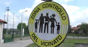 Uno dei cartelli sul controllo del vicinato