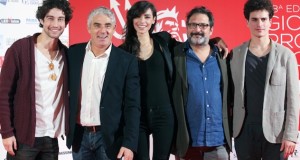 Simone Riccioni, il primo da sinistra, con gli altri principali attori del film "Come saltano i pesci"