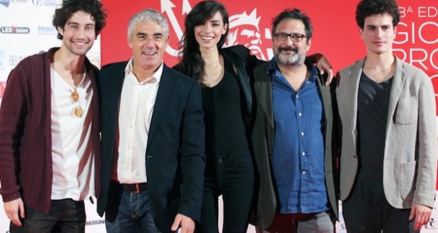 Simone Riccioni, il primo da sinistra, con gli altri principali attori del film "Come saltano i pesci"