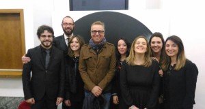 Massimo Ghini assieme al direttore artistico Francesco Rapaccioni e ai collaboratori di sala