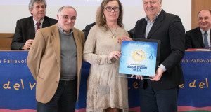 Loredana Agrifoglio ritira il certificato di qualità ad Ancona. Con lei ci sono il giornalista Andrea Carloni e il presidente della Fipav provinciale, Roberto Cambriani