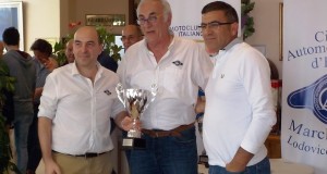 Il presidente Caglini premia Andrea Carnevali (primo a sinistra)