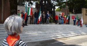 Cerimonia al monumento della Resistenza