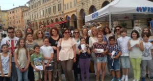 I bambini premiati con il preside Luciani, insegnanti e genitori