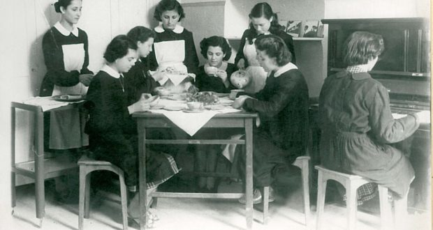 Studentesse di economia domestica (foto storica dell'Istituto)
