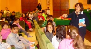 Ivonne Mesturini all'Italia con i bambini di seconda