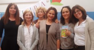 Angela Latini (la seconda da sinistra) assieme alle insegnanti della Primaria di Cesolo
