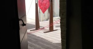 Il cuore che domina la piazzetta di Serralta