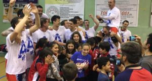 Lorenzo Smerilli festeggia la vittoria del campionato assieme a compagni di squadra e tifosi