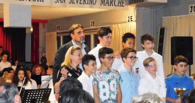 I ragazzi del volley con la professoressa Rita Serrani e con il preside Sandro Luciani