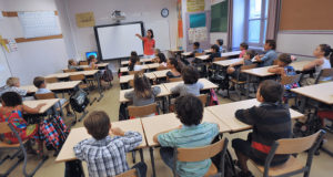 Protesta contro le classi-pollaio