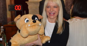 Il sindaco Rosa Piermattei con la mascotte che le è stata donata in occasione del primo Consiglio comunale