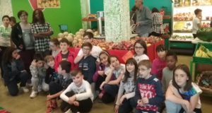 Alcuni alunni all'interno del negozio "Ortofrutta Tolentino"