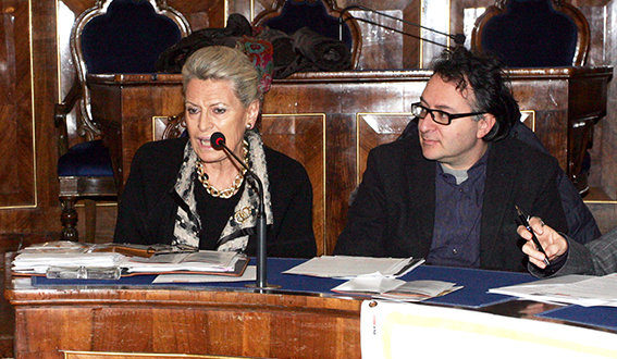 Gabriela Lampa in una conferenza stampa in Provincia