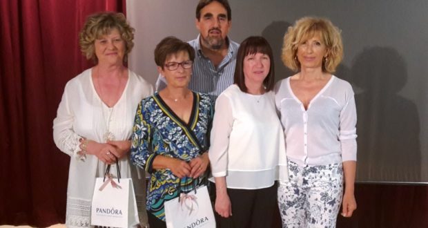 Elena Stellina (la terza da sinistra) con il preside Luciani e le colleghe in pensione con lei dal giugno 2017