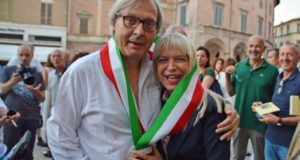 Vittorio Sgarbi e il sindaco Rosa Piermattei con la fascia tricolore