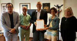 Delegazione del Comitato in Regione per consegnare a Ceriscioli le 20 mila firme raccolte a sostegno dell'ospedale