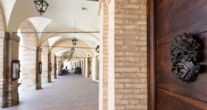 Palazzo Gentili: il portone con i mascheroni di Venanzio Bigioli