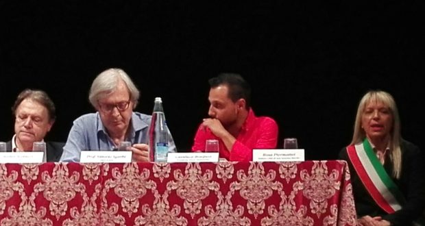 Vittorio Sgarbi al "tavolo" del Feronia