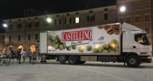 Il camion arrivato ieri sera in piazza