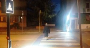 Il nuovo attraversamento pedonale illuminato in viale Mazzini
