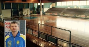 Il palasport e, nel riquadrato, il dirigente Perticarari