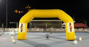 La pista di pattinaggio per il Trofeo Ingom e, sullo sfondo, il Castello al monte