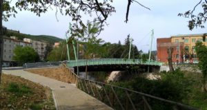 Uno scorcio del rione Di Contro con il nuovo ponte sul Potenza e le scuole "Luzio"
