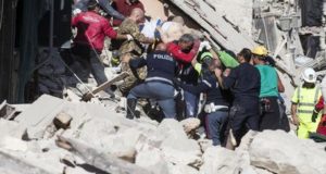 Una persona estratta dalle macerie (foto Ansa)