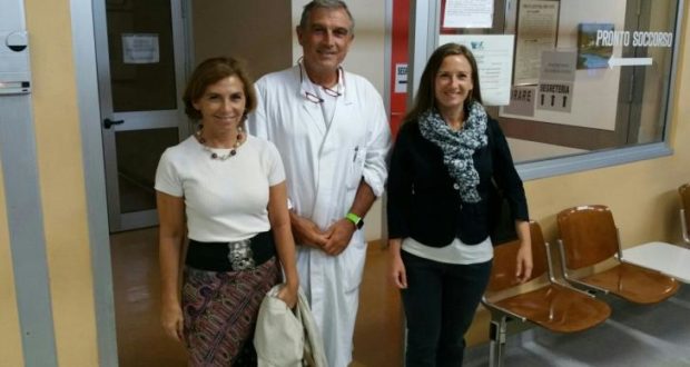 Il dottor Maurizio Lucarelli assieme ad Elena Leonardi (a destra) durante la visita in ospedale