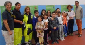 Volontari e insegnanti alla scuola di Cesolo (foto d'archivio)