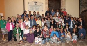 La foto di gruppo nella piazzetta di Serralta