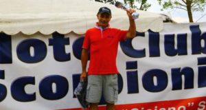 Manlio Giachè alza il trofeo di campione regionale Over 40