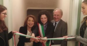 Il taglio del nastro da parte del prefetto, del sindaco e del presidente della Fondazione Claudi