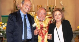 Pietro e Maria Gabriella assieme al parroco don Pacifico Marinà