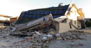 Capannone commerciale crollato per il sisma
