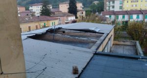 Il tetto della palestra scoperchiato dal vento