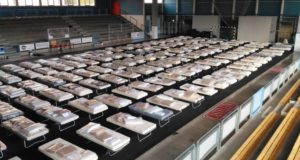 Il centro di accoglienza allestito al palasport