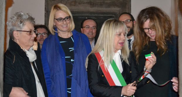 Il taglio del nastro: da sinistra Donella Bellabarba, l'on. Irene Manzi, il sindaco Rosa Piermattei e la figlia di Giorgio Zampa, Giovanna